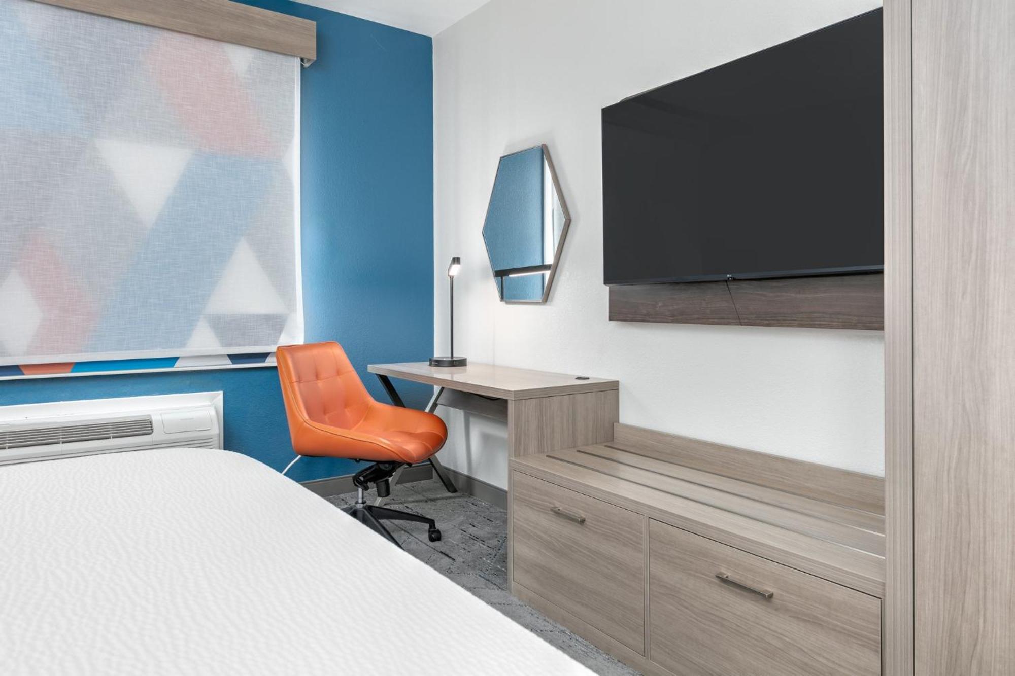 Express & By Ihg Hotel Winnie